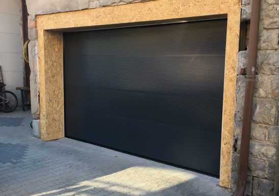 Garagentore Sektionaltor in schwarz - Oberfläche Mikroprofilierung - L-Sicke