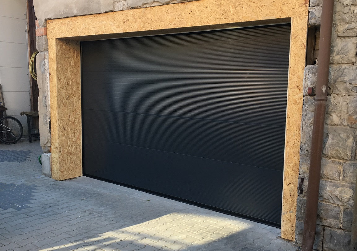 Garagentore Sektionaltor in schwarz - Oberfläche Mikroprofilierung - L-Sicke